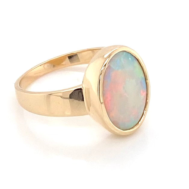 Ring med ægte solid crystal opal fra Australien indfattet i 14 karat. guld. Opalen vejer 3,37 ct.