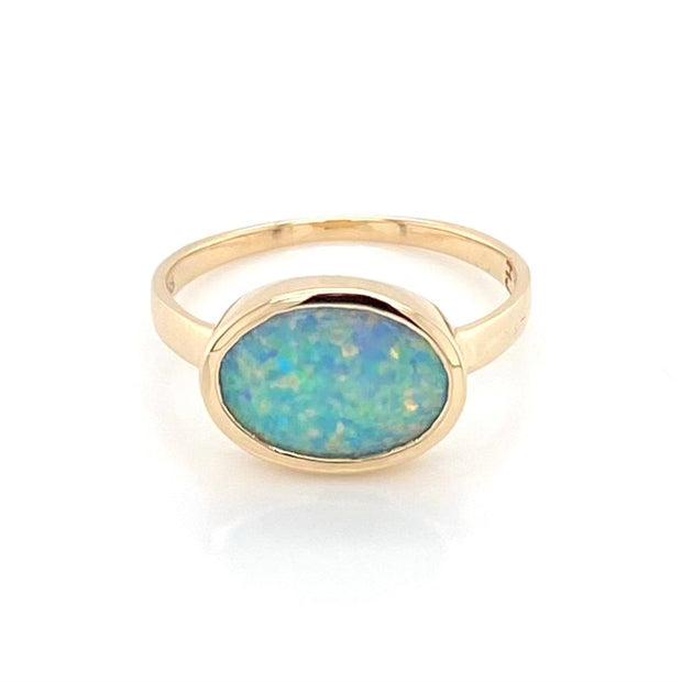 Ring med ægte solid crystal opal fra Australien indfattet i 14 karat. guld. Opalen vejer 1,23 ct.