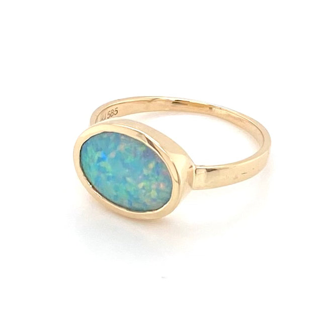 Ring med ægte solid crystal opal fra Australien indfattet i 14 karat. guld. Opalen vejer 1,23 ct.