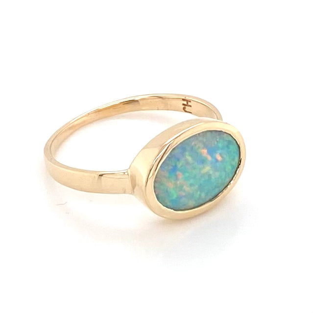 Ring med ægte solid crystal opal fra Australien indfattet i 14 karat. guld. Opalen vejer 1,23 ct.