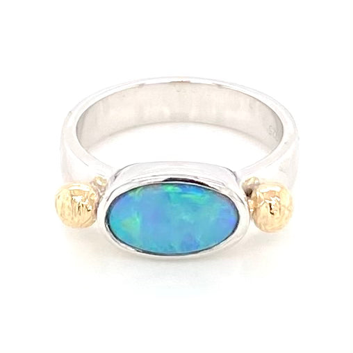 Ægte solid crystal opal fra Australien indfattet i sterling sølv med 14 karat guld detaljer.