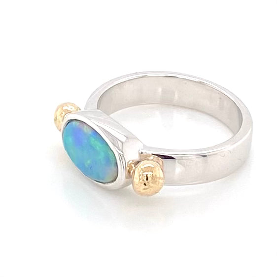 Ægte solid crystal opal fra Australien indfattet i sterling sølv med 14 karat guld detaljer.