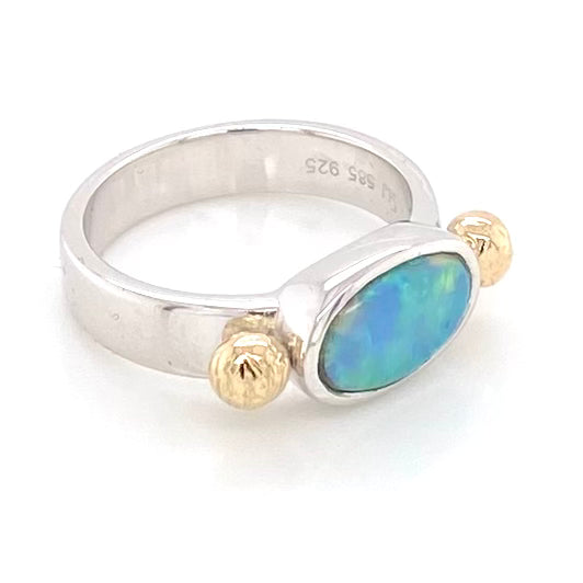 Ægte solid crystal opal fra Australien indfattet i sterling sølv med 14 karat guld detaljer.