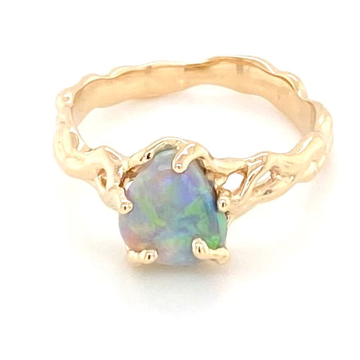 Ring med ægte solid crystal opal fra Lightning Ridge, Australien. Opalen er indfattet 14 karat guld. Krogede rustikke grene af 14 karat guld holder opalen på plads. Opalen vejer 1,35 ct.