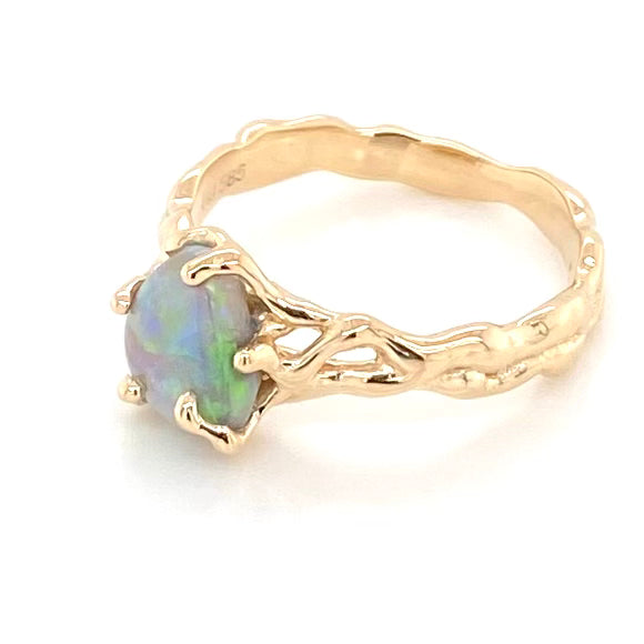 Ring med ægte solid crystal opal fra Lightning Ridge, Australien. Opalen er indfattet 14 karat guld. Krogede rustikke grene af 14 karat guld holder opalen på plads. Opalen vejer 1,35 ct.