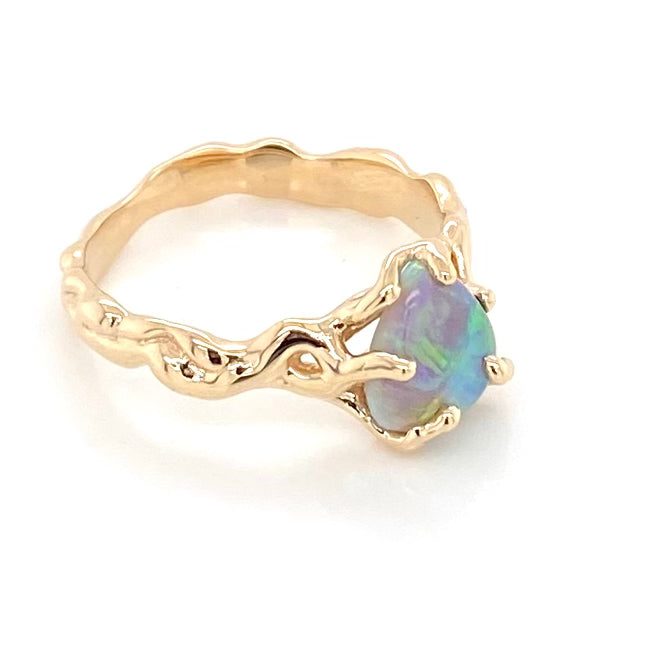 Ring med ægte solid crystal opal fra Lightning Ridge, Australien. Opalen er indfattet 14 karat guld. Krogede rustikke grene af 14 karat guld holder opalen på plads. Opalen vejer 1,35 ct.