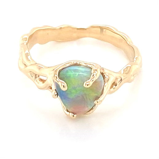 Ring med ægte solid crystal opal fra Lightning Ridge, Australien. Opalen er indfattet 14 karat guld. Krogede rustikke grene af 14 karat guld holder opalen på plads. Opalen vejer 1,35 ct.