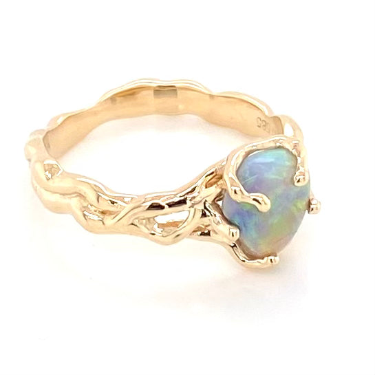 Ring med ægte solid crystal opal fra Lightning Ridge, Australien. Opalen er indfattet 14 karat guld. Krogede rustikke grene af 14 karat guld holder opalen på plads. Opalen vejer 1,35 ct.