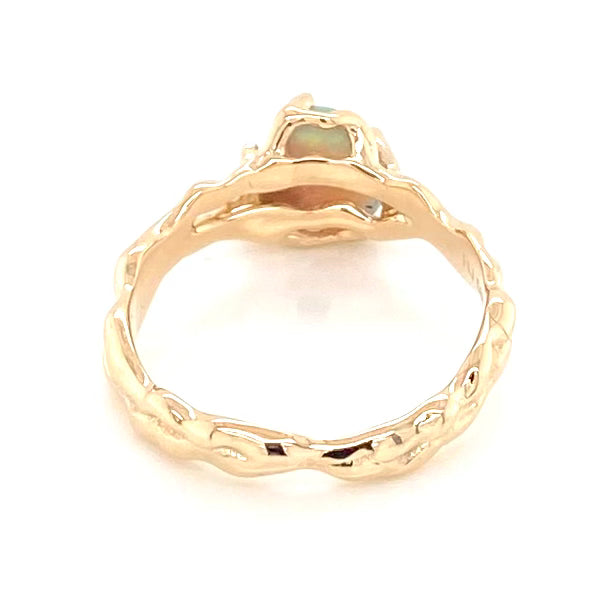 Ring med ægte solid crystal opal fra Lightning Ridge, Australien. Opalen er indfattet 14 karat guld. Krogede rustikke grene af 14 karat guld holder opalen på plads. Opalen vejer 1,35 ct.