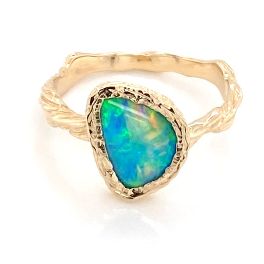 Ring med ægte solid crystal opal fra Australien indfattet i 14 karat rustikt guld. Opalen vejer 1,03 ct.