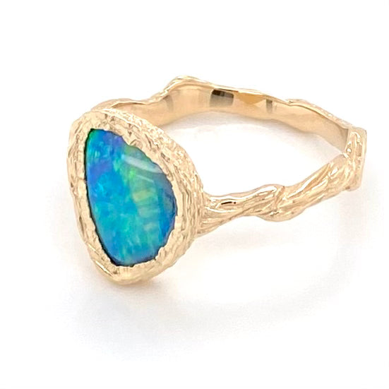 Ring med ægte solid crystal opal fra Australien indfattet i 14 karat rustikt guld. Opalen vejer 1,03 ct.