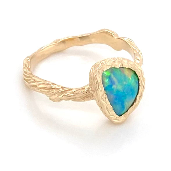 Ring med ægte solid crystal opal fra Australien indfattet i 14 karat rustikt guld. Opalen vejer 1,03 ct.