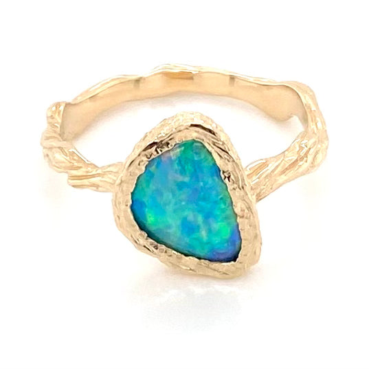 Ring med ægte solid crystal opal fra Australien indfattet i 14 karat rustikt guld. Opalen vejer 1,03 ct.