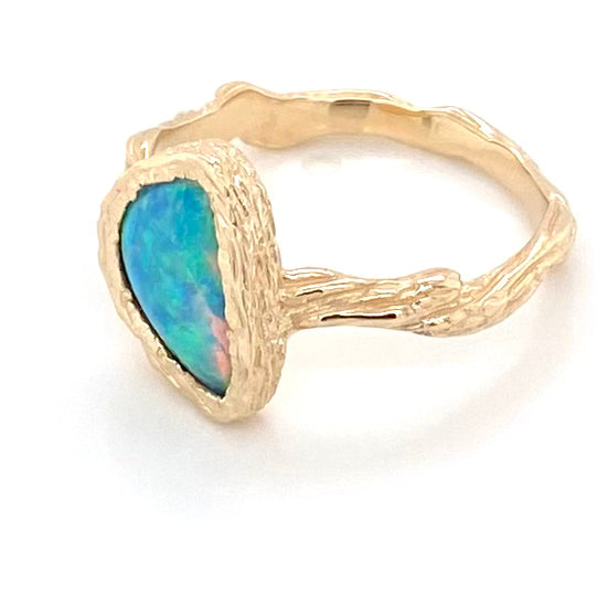 Ring med ægte solid crystal opal fra Australien indfattet i 14 karat rustikt guld. Opalen vejer 1,03 ct.