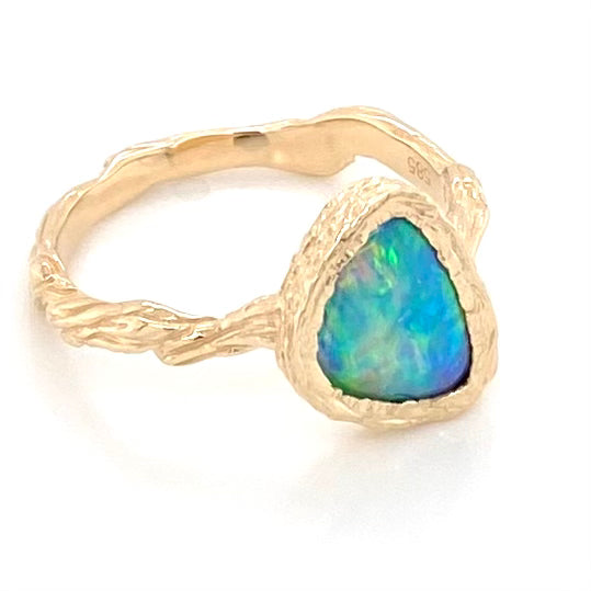 Ring med ægte solid crystal opal fra Australien indfattet i 14 karat rustikt guld. Opalen vejer 1,03 ct.