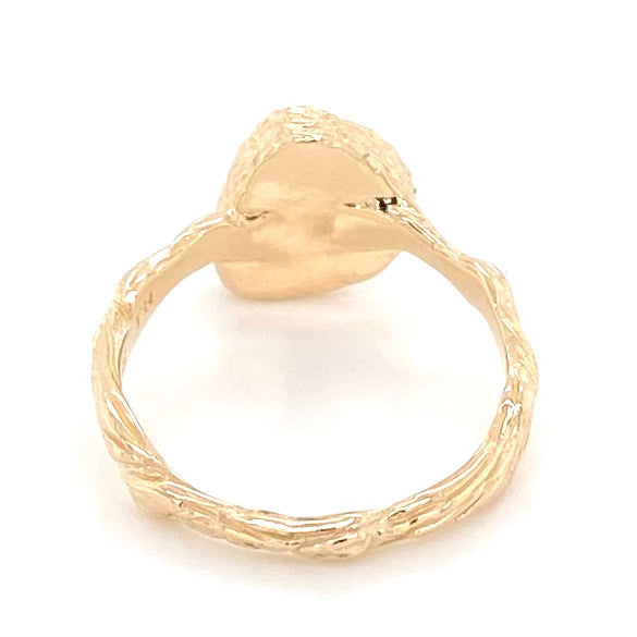 Ring med ægte solid crystal opal fra Australien indfattet i 14 karat rustikt guld. Opalen vejer 1,03 ct.