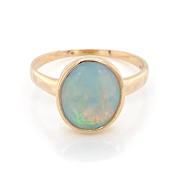 Ring med en ægte solid crystal opal fra Australien indfattet i 14 karat guld.