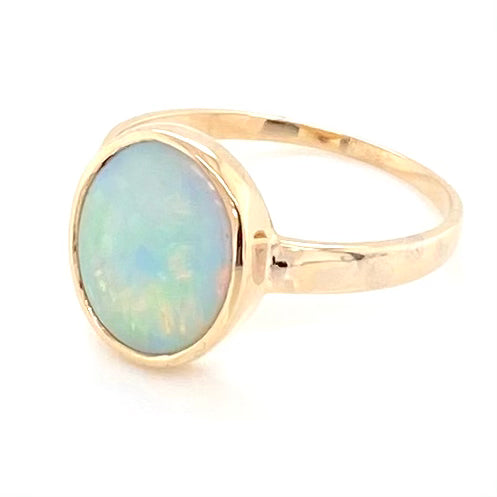 Ring med en ægte solid crystal opal fra Australien indfattet i 14 karat guld.