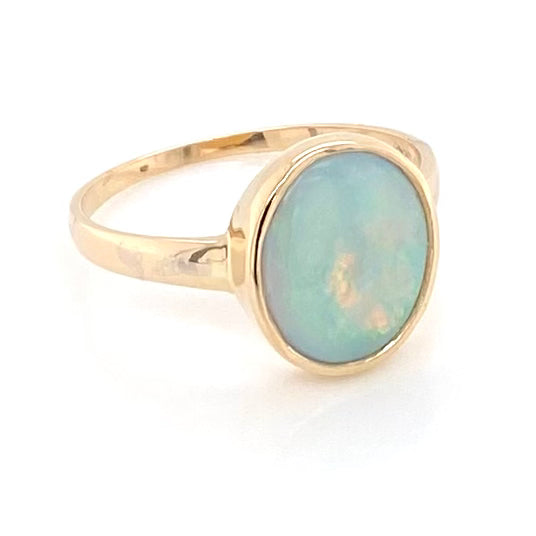 Ring med en ægte solid crystal opal fra Australien indfattet i 14 karat guld.