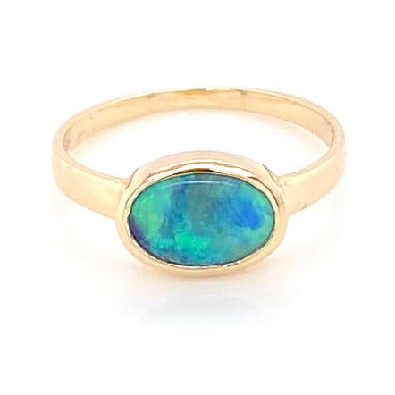 Ring med ægte solid crystal opal fra Australien indfattet i 14 karat. guld. Opalen vejer 0,83 ct.