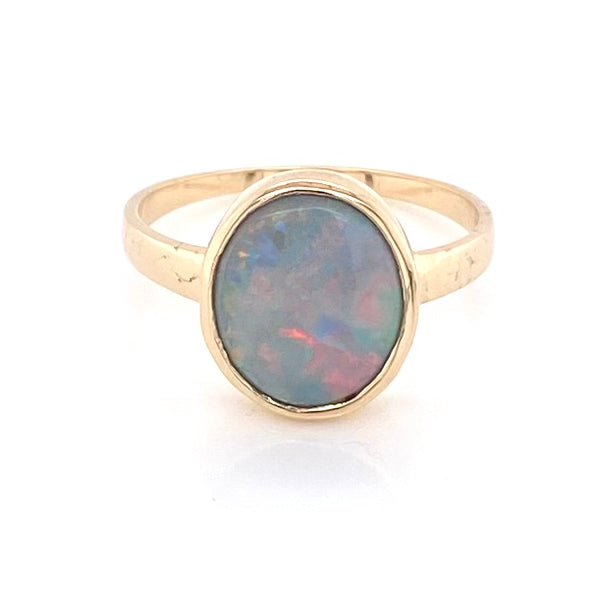 Ring med en ægte solid crystal opal fra Australien indfattet i 14 karat guld.