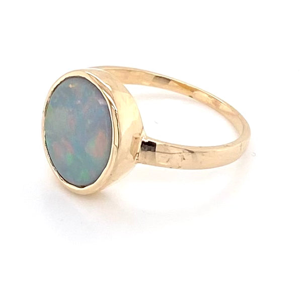 Ring med en ægte solid crystal opal fra Australien indfattet i 14 karat guld.