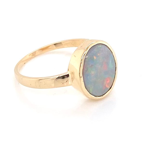 Ring med en ægte solid crystal opal fra Australien indfattet i 14 karat guld.