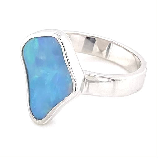 Ægte solid crystal opal fra Australien indfattet i sterling sølv.