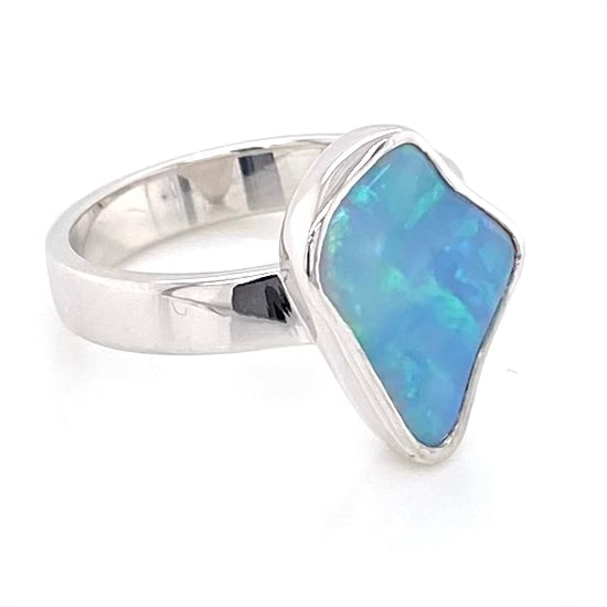 Ægte solid crystal opal fra Australien indfattet i sterling sølv.