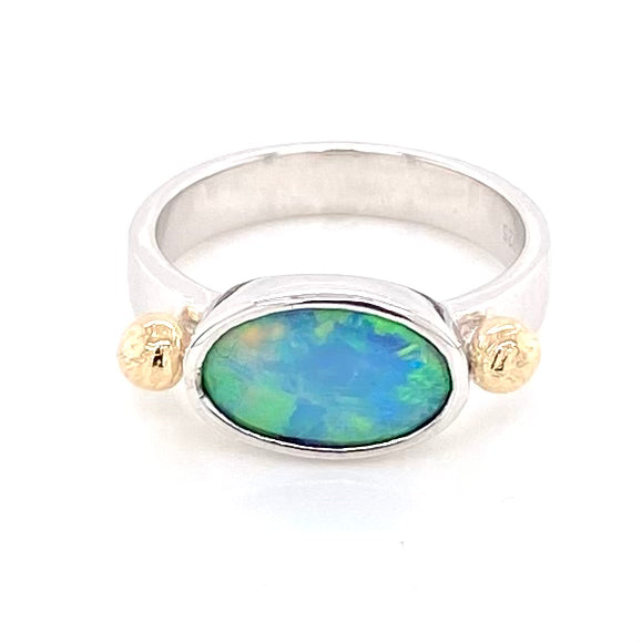 Ægte solid crystal opal fra Australien indfattet i sterling sølv med 14 karat guld detaljer.