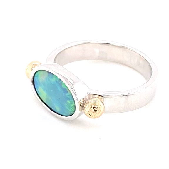 Ægte solid crystal opal fra Australien indfattet i sterling sølv med 14 karat guld detaljer.