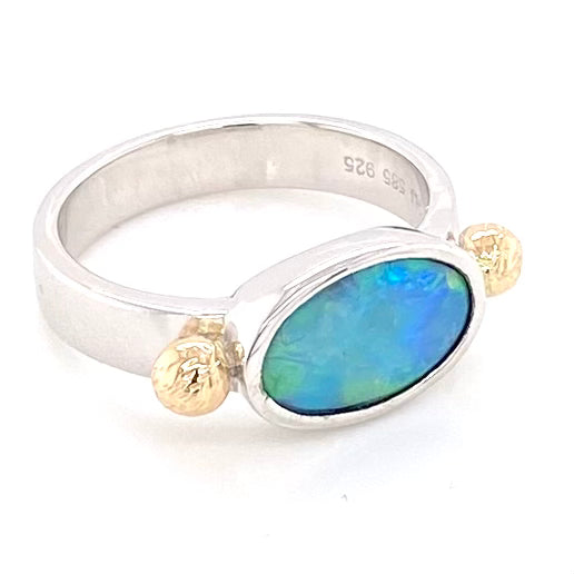 Ægte solid crystal opal fra Australien indfattet i sterling sølv med 14 karat guld detaljer.
