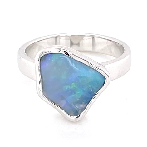 Ægte solid crystal opal fra Australien indfattet i sterling sølv.