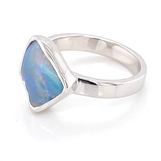Ægte solid crystal opal fra Australien indfattet i sterling sølv.