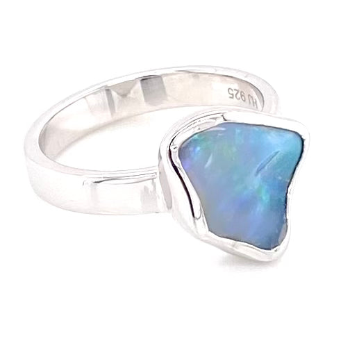 Ægte solid crystal opal fra Australien indfattet i sterling sølv.