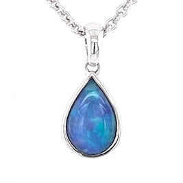 Vedhæng med en ægte solid krystal opal fra Australien indfattet i rhodineret sterling sølv.