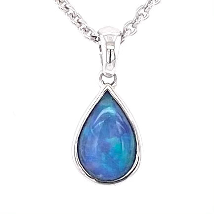 Vedhæng med en ægte solid krystal opal fra Australien indfattet i rhodineret sterling sølv.
