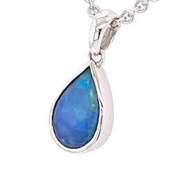 Vedhæng med en ægte solid krystal opal fra Australien indfattet i rhodineret sterling sølv.