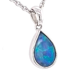 Vedhæng med en ægte solid krystal opal fra Australien indfattet i rhodineret sterling sølv.