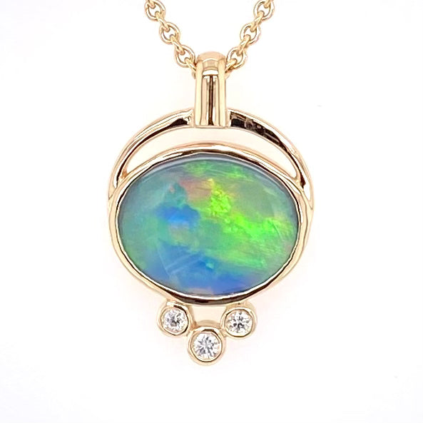 Opal vedhænget har en ægte solid Australsk krystal opal som er indfattet i 14 karat guld. Opalen er 1,28 ct.