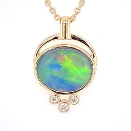 Opal vedhænget har en ægte solid Australsk krystal opal som er indfattet i 14 karat guld. Opalen er 1,28 ct.