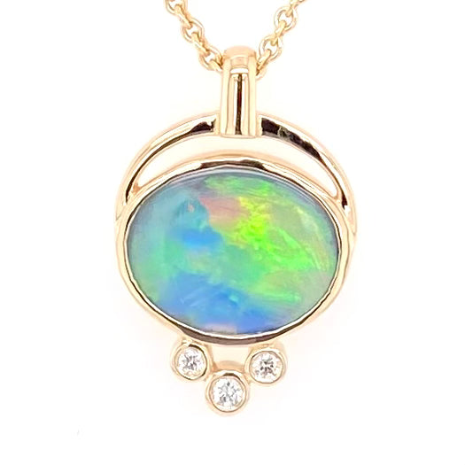 Opal vedhænget har en ægte solid Australsk krystal opal som er indfattet i 14 karat guld. Opalen er 1,28 ct.