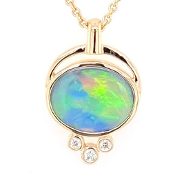 Opal vedhænget har en ægte solid Australsk krystal opal som er indfattet i 14 karat guld. Opalen er 1,28 ct.