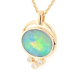 Opal vedhænget har en ægte solid Australsk krystal opal som er indfattet i 14 karat guld. Opalen er 1,28 ct.
