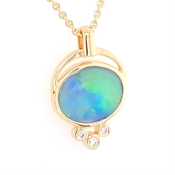 Opal vedhænget har en ægte solid Australsk krystal opal som er indfattet i 14 karat guld. Opalen er 1,28 ct.