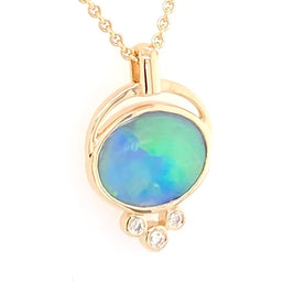 Opal vedhænget har en ægte solid Australsk krystal opal som er indfattet i 14 karat guld. Opalen er 1,28 ct.