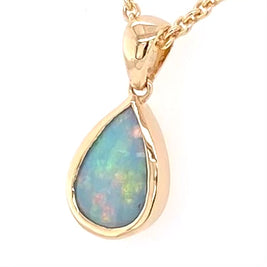 Vedhæng med en ægte solid krystal opal fra Australien indfattet i 14 karat guld.