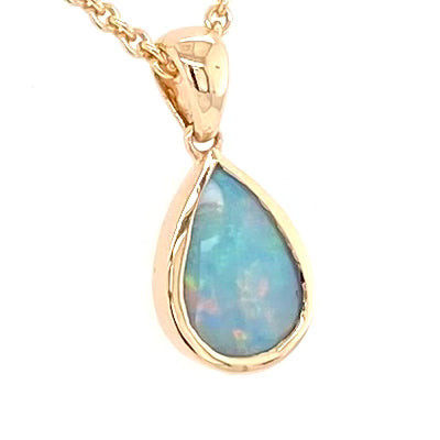 Vedhæng med en ægte solid krystal opal fra Australien indfattet i 14 karat guld.
