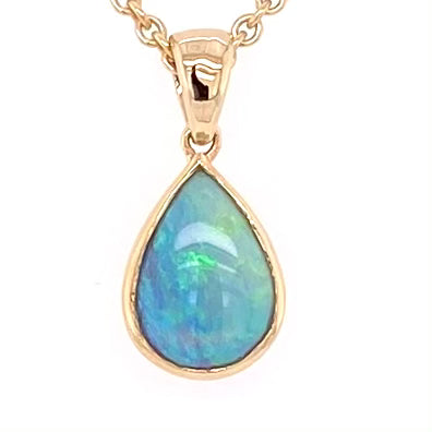 Vedhæng med en ægte solid krystal opal fra Australien indfattet i 14 karat guld.