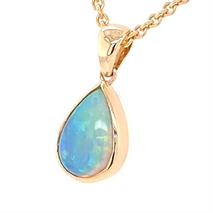 Vedhæng med en ægte solid krystal opal fra Australien indfattet i 14 karat guld.